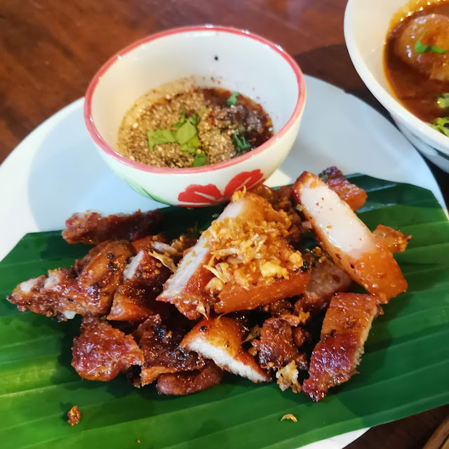 หมูทอด deep fried pork