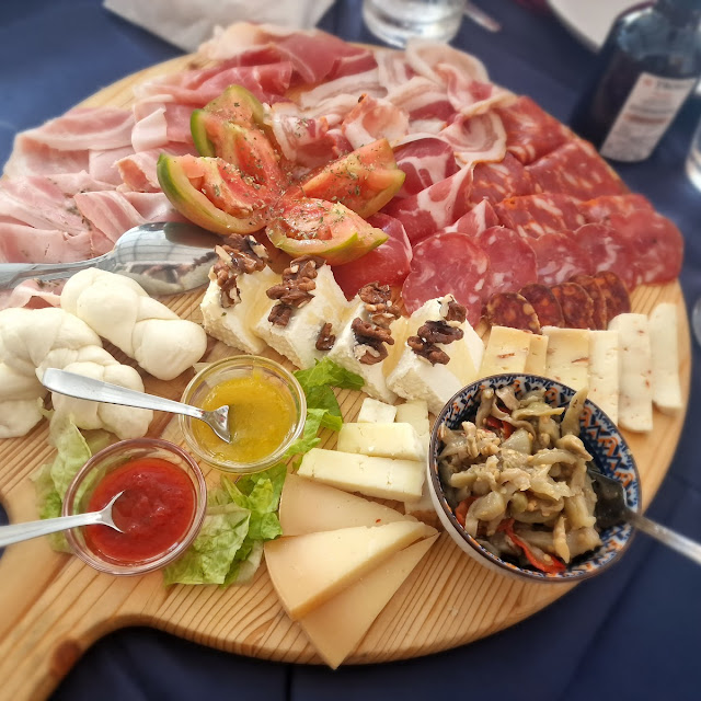 Tagliere Di Salumi E Formaggi