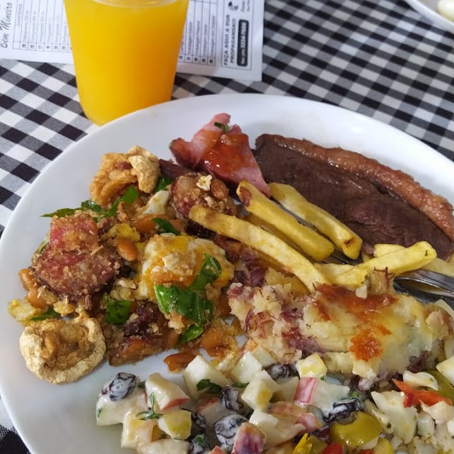 Tropeiro Escondidinho de Carne Seca E Saladas Variadas