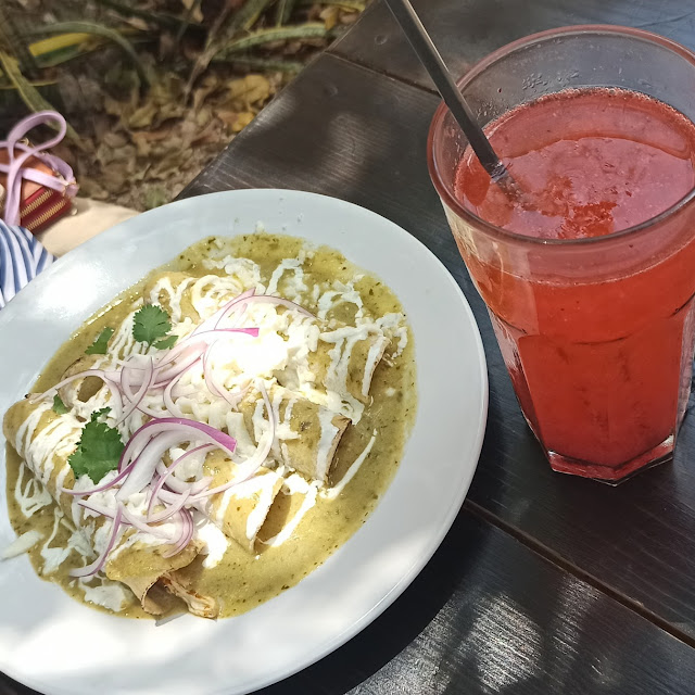 Enchiladas Suizas Y Limonada Con Fresa