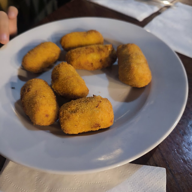 Croquetas Y Patatas Fritas