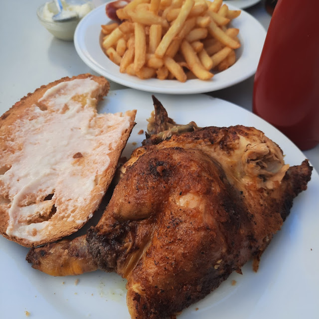 Kip Van Het Houtvuur Grill Met Pan Catalan Brood Patat En Een Fles Rioja Wijn