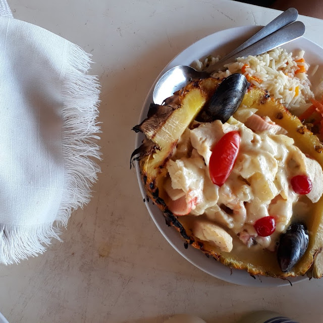Piña Rellena de Mariscos