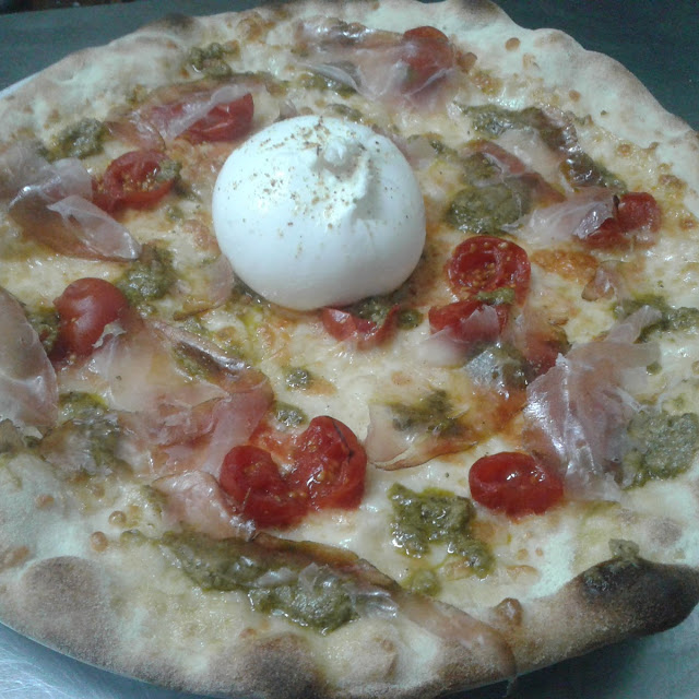 Pizza Con Pesto Di Basilico Mozzarella Burrata Speak Pistacchio Ciliegino