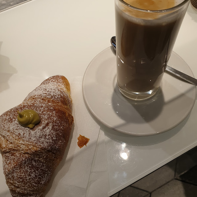 Cornetto E Latte Macchiato