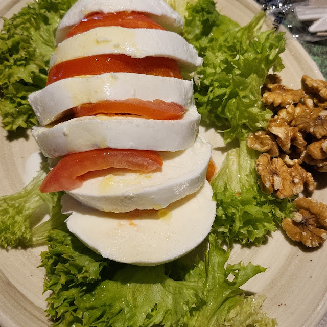 Pomodoro Mozzarella E Noci