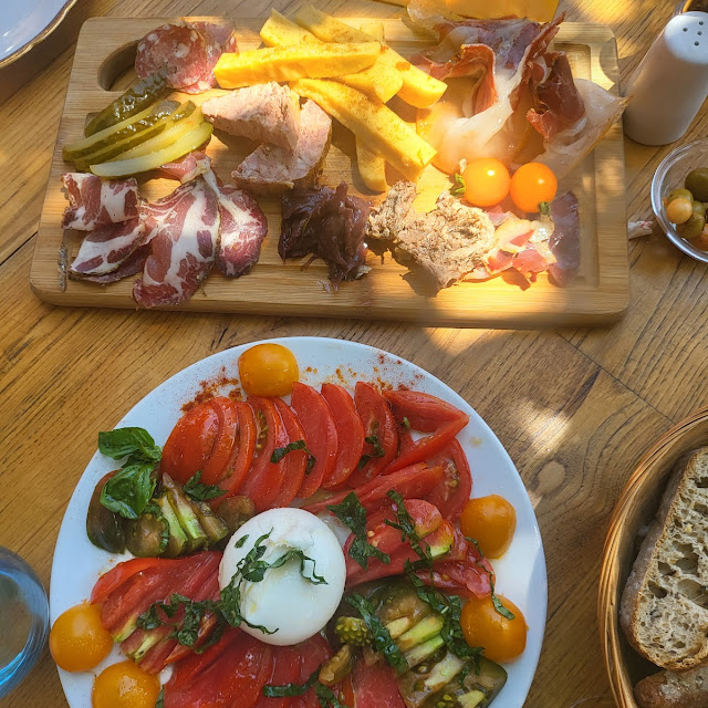 Planche de Charcuteries Et Salade de Tomates