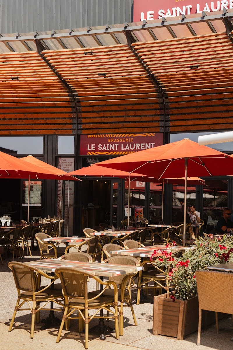 Le Saint Laurent Bar a cocktails & Restaurant