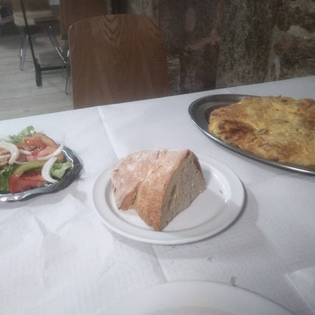 Tortlla de Patatas Y Jamón Y Una Ensalada
