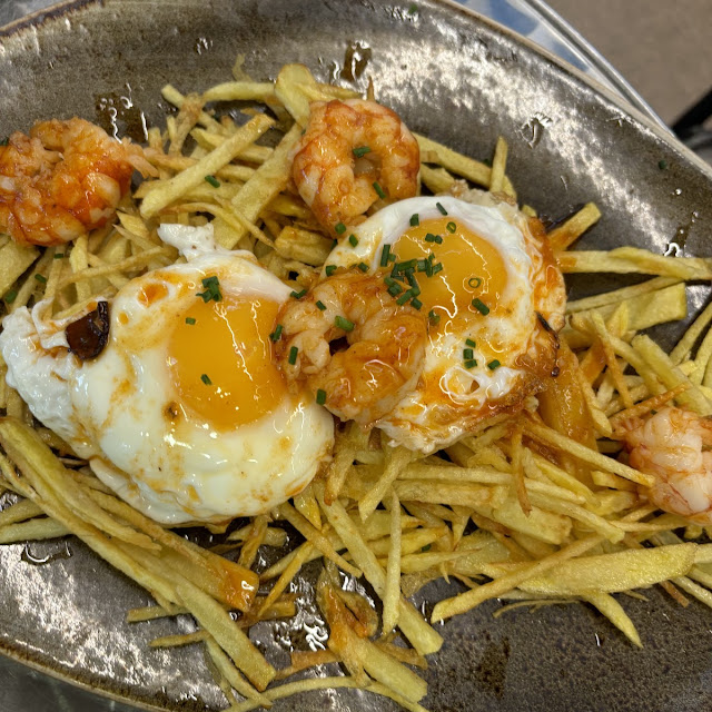 Huevos Rotos Con Gambas