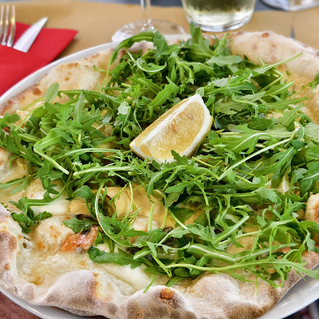 Pizza Mozzarella Carciofi Capperi E Rucola