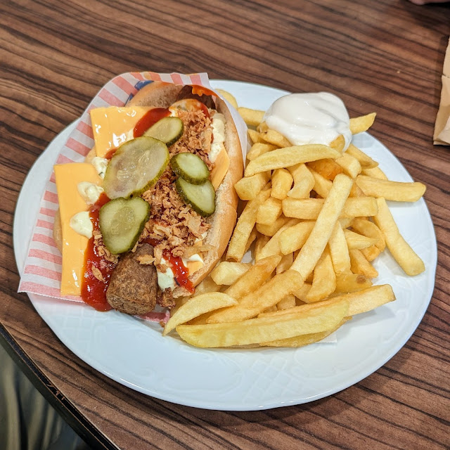 Cheese Hot Dog Mit Pommes Und Mayonnaise