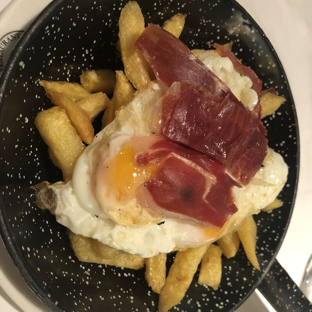 Huevos Rotos Con Jamón Ibérico Con Patatas Fritas