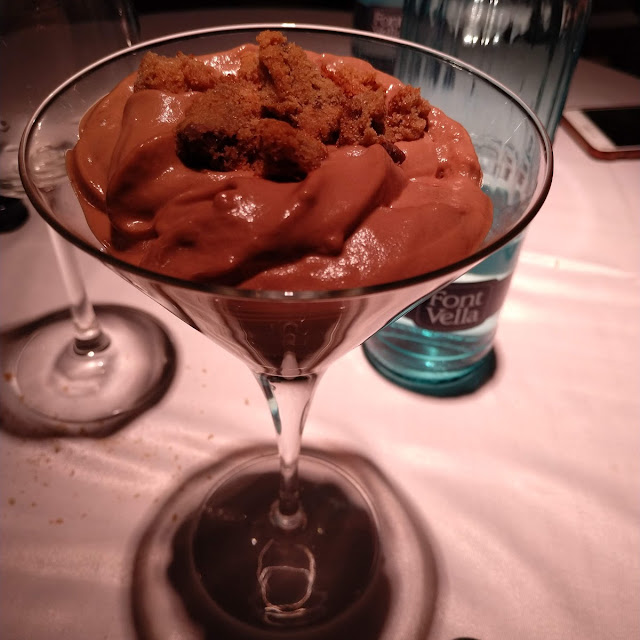 Espuma de Nutella Sobre Helado de Plátano Y Cookies
