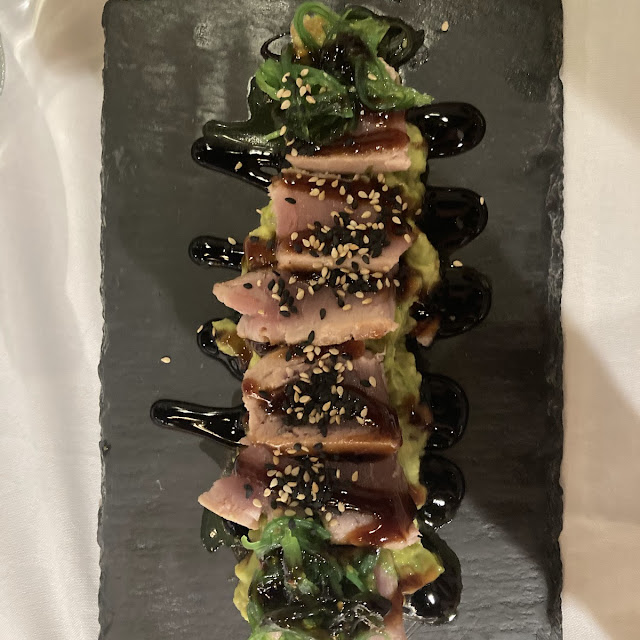 Tataki de Atún Con Guacamole Wakame Y Salsa Teriyaki