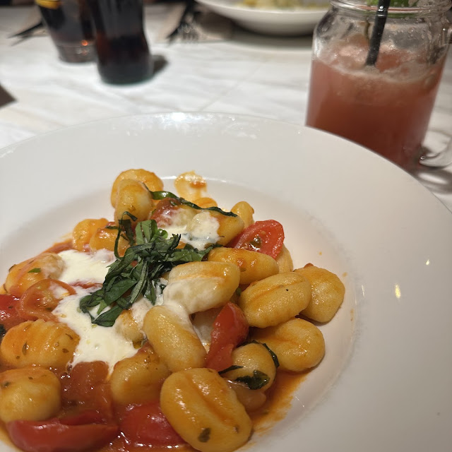 Gnocchi Artesanal Con Tomate Confitado Y Albahaca