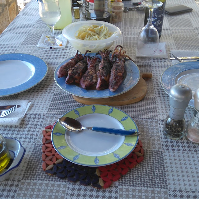 Lignje Na Gradele I Krumpir Salata