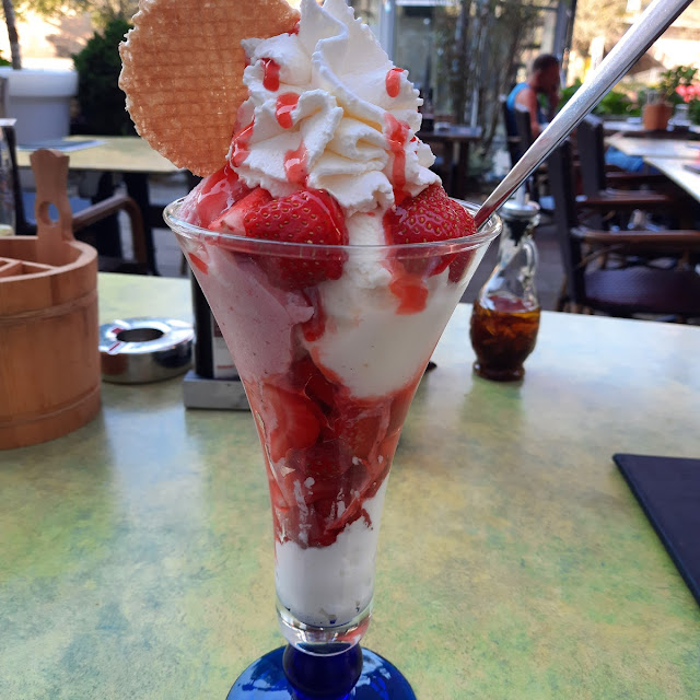 Erdbeereisbecher