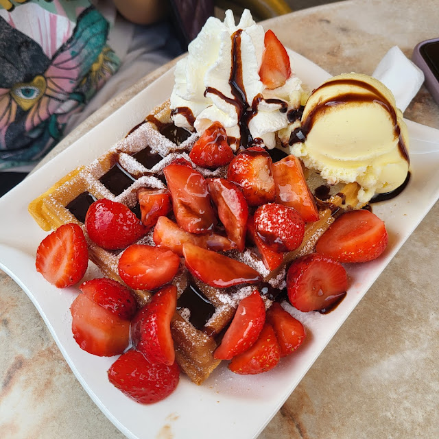 Waffel Mit Eis Und Frischen Erdbeeren