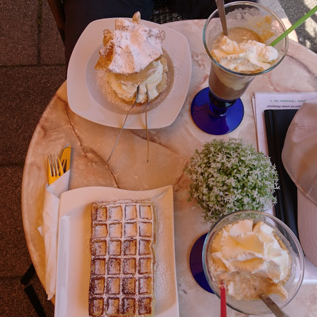 Eiskaffee Windbeutel Und Waffel