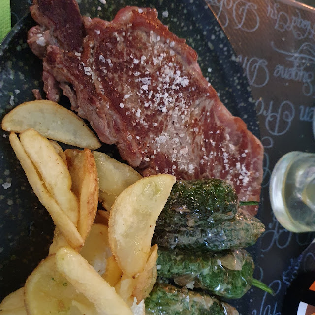 Entrecot Con Pimientos Y Patatas