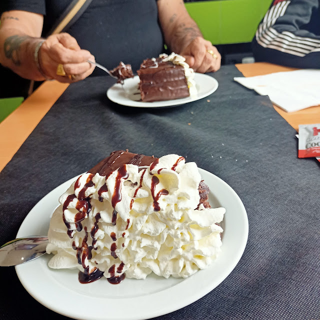 Pastel de Chocolate Con Nata
