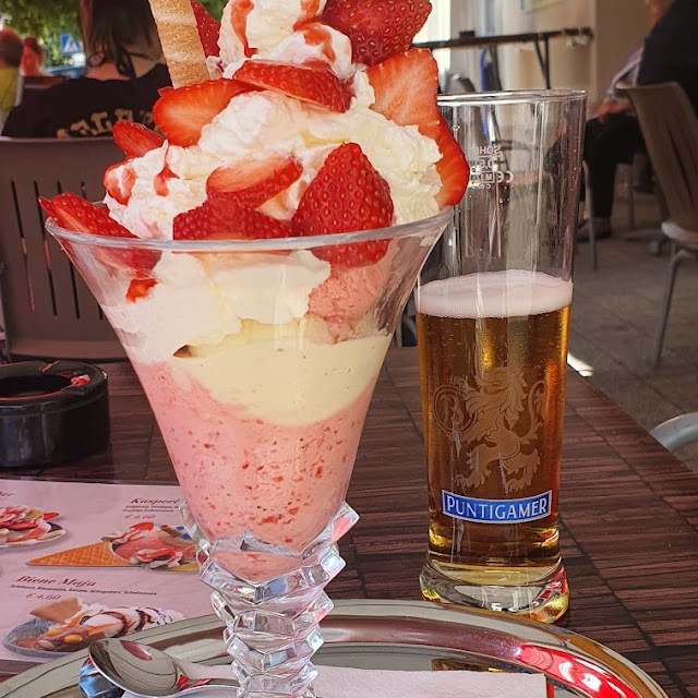 Erdbeerbecher Mit Bierbegleitung