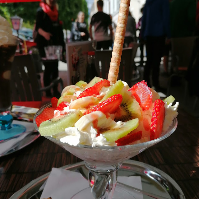 War Halt Ein Eisbecher Mit Früchte Und Schmeckte Oberlecker