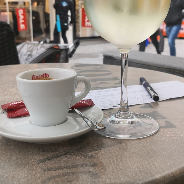 Ein Gedeck Espresso Weißwein Schorle Sauer