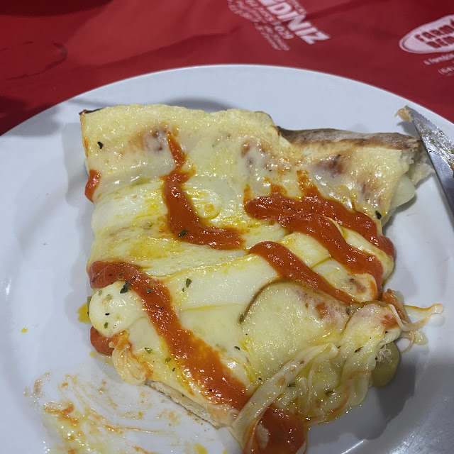 Pizza Forno à Lenha E Pizza Quatro Queijos
