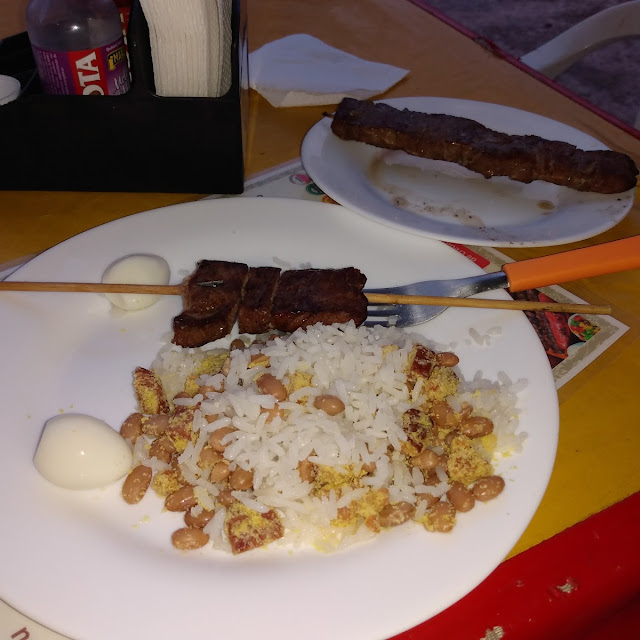 Feijão Tropeiro Com Arroz E Dois Espetos de Boi