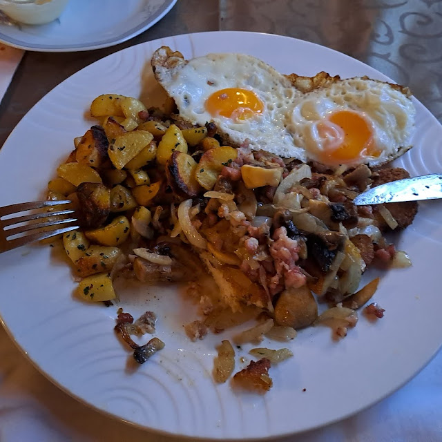 Schnitzel Mit Pilzen Und Spiegelei Sowie Bratkartoffeln