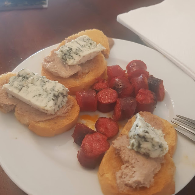 Chistorra Con Tostá de Paté Y Cabrales