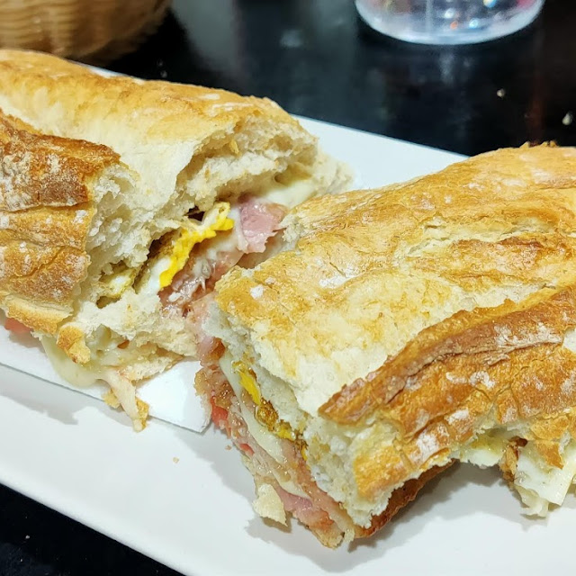 10 Bocadillo Beicon Beicon Queso Huevo Oregano Y Tomate