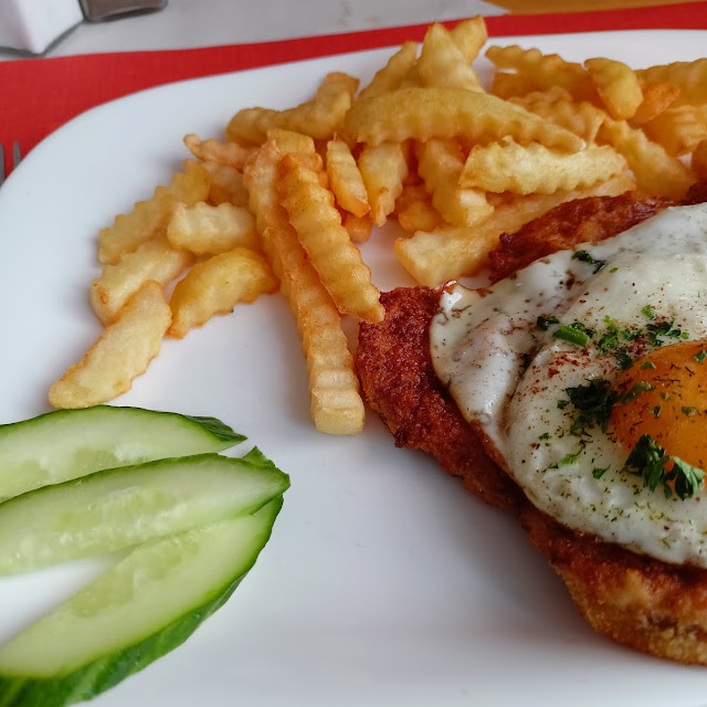Hamburger Schnitzel Mit Spiegelei Und Pommes