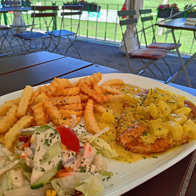Hähnchen Mit Ananas Curry Soße Und Pommes