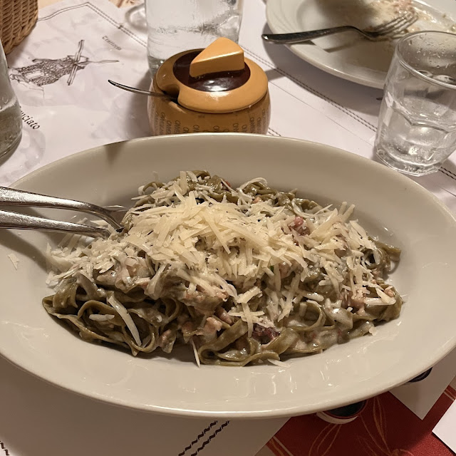 Tagliatelle All'ortica Con Ragù Bianco Di Scalogno Pancetta E Pecorino