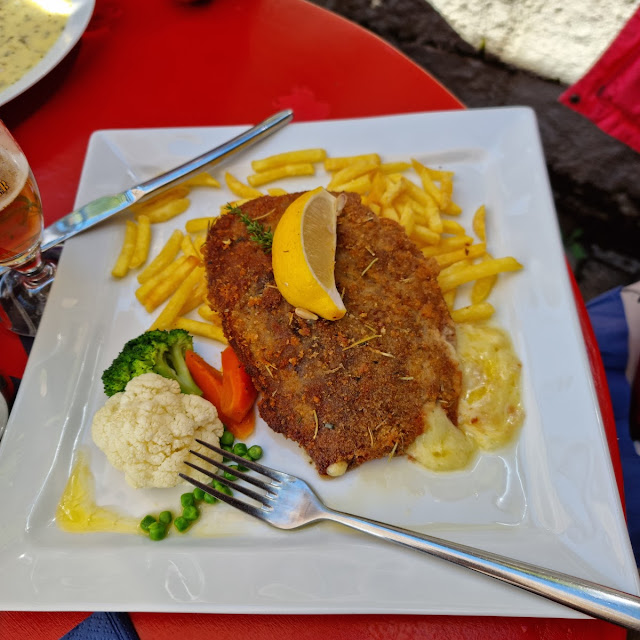 Schweineschnitzel Mit Pommes Und Gemüse