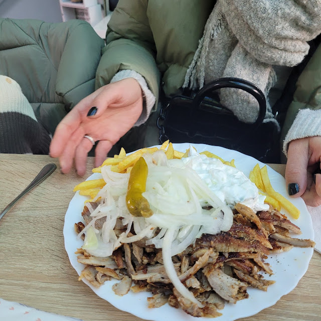 Gyros Mit Pommes Frites Und Tzatziki