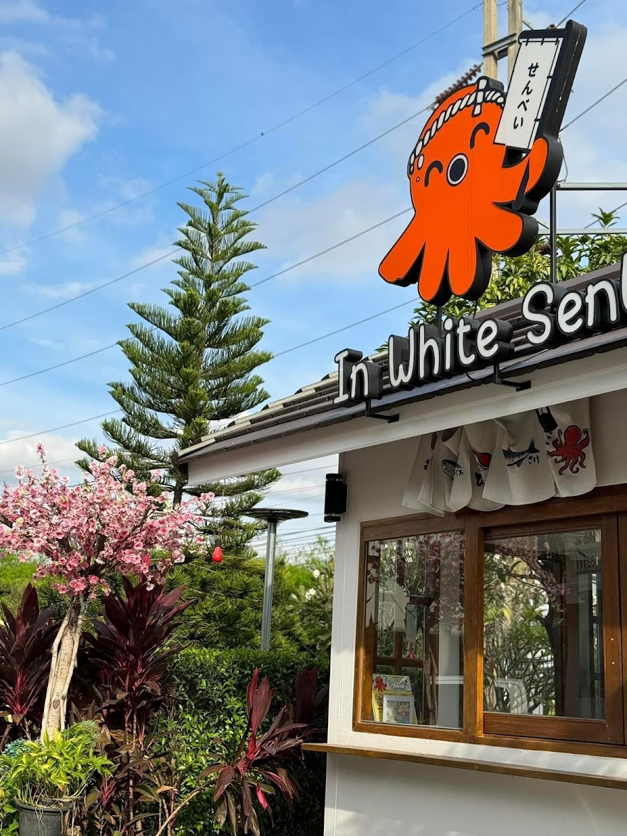 Inwhite Noodles & Cafe Surin