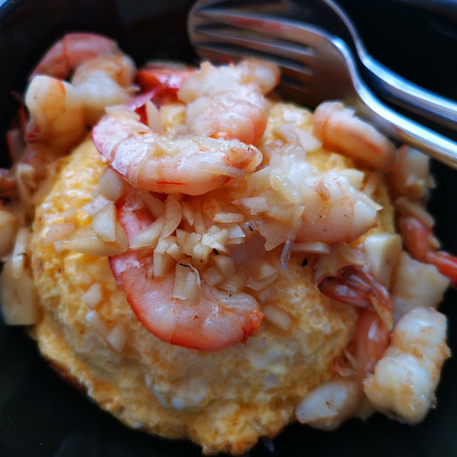 ข้าวราดกุ้งกระเทียมไข่เจียวนุ่ม
