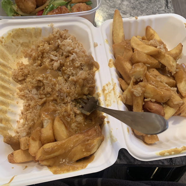 Chips Fried Rice with Curry Sauce in Tray