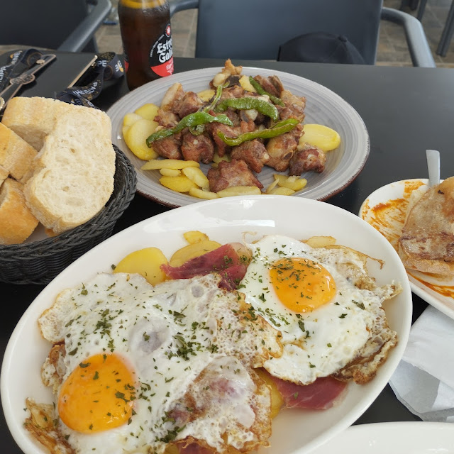 Huevos Rotos Con Jamón Costilla Con Ajos Y Brabas