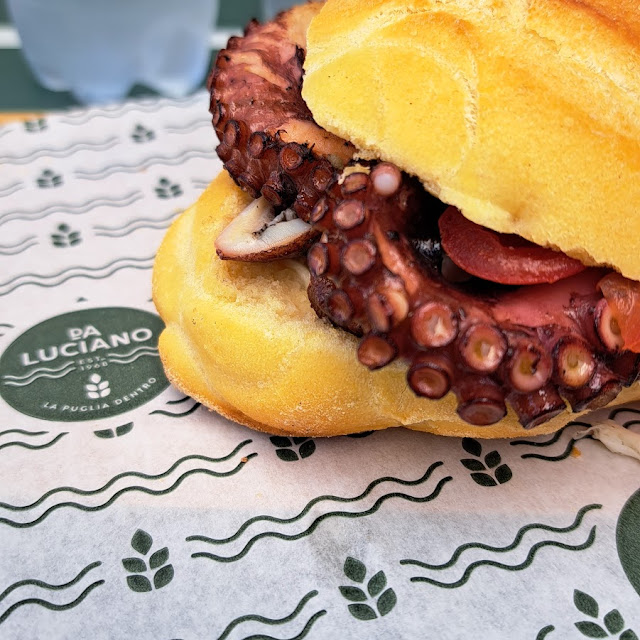 Panino Con Polipo Arrosto Pomodori Cipolla E Stracciatella
