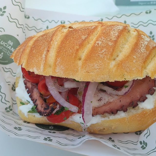 Panino Con Polpo Stracciatella Pomodorini E Cipolla Rossa Di Acquaviva