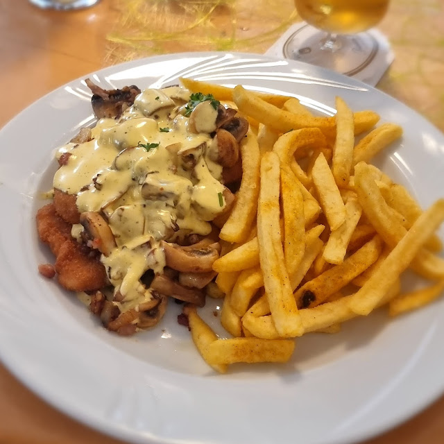 Schnitzel Mit Champignons Und Sauce Bernaise