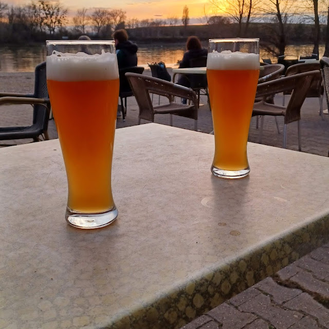 Zwei Wunderschöne Weizenbiere Mit Tollem Ausblick Auf Den Rhein