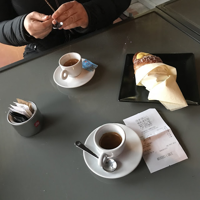 Caffè Espresso E Brioches Con Crema