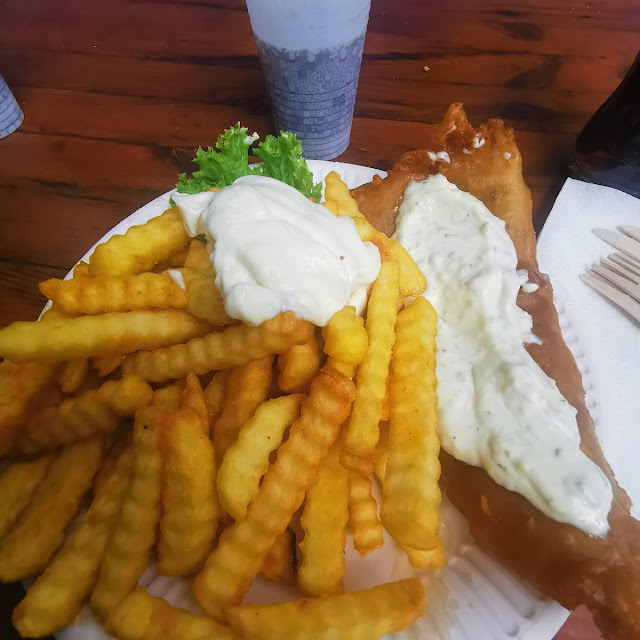 Backfisch Mit Pommes Frites Und Remoladensauce