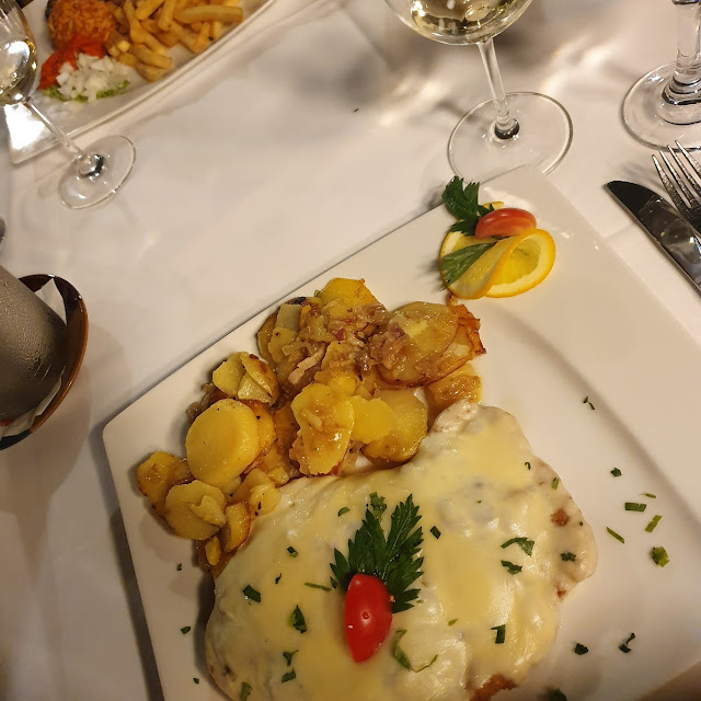 Schnitzel Nach Art Des Chefkochs Unten & Fleischplatte Oben